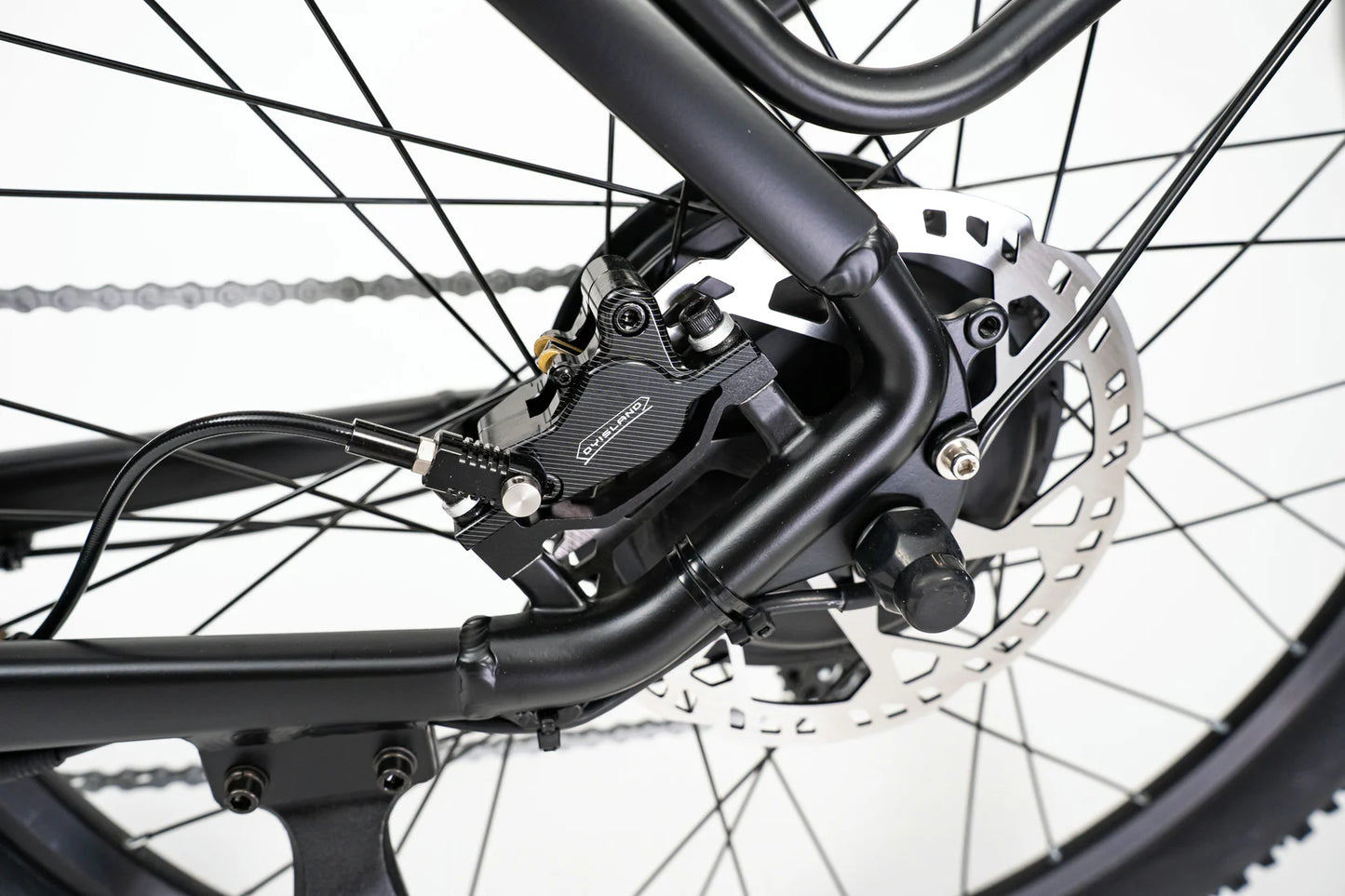 Hydraulic disc brakes on the Mamba Venom 2024 e-bike, ensuring superior stopping power for off-road and city rides, available at SalteBikes.
