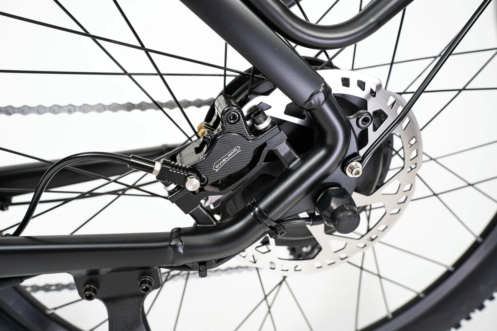 Hydraulic disc brakes on the Mamba Venom 2024 e-bike, ensuring superior stopping power for off-road and city rides, available at SalteBikes.